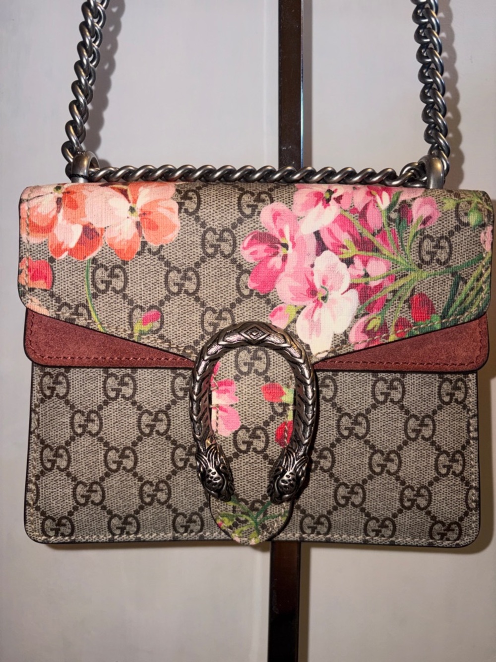 Authentic medium Gucci GG Supreme Dionysus Floral Shoulder Bag in Beige